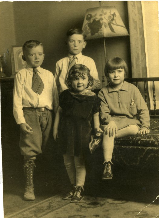 Clara Lee standing in the middle siblings Richard, Wayne and Joyce